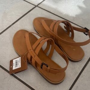 NWT Denver Hayes Strappy Sandals